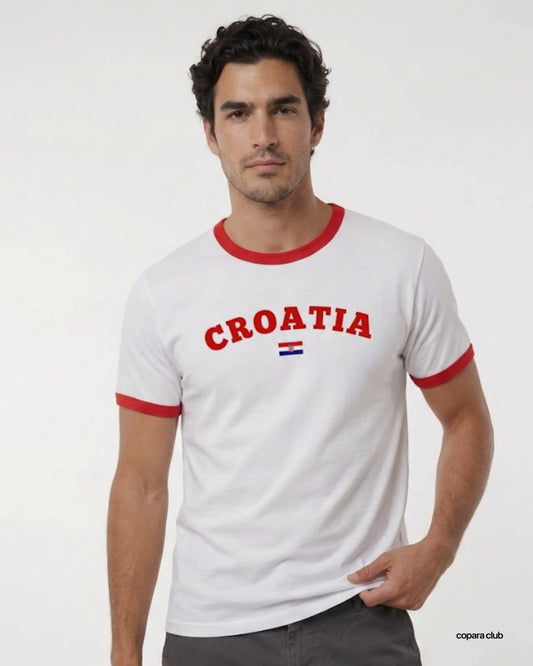 Herren Model trägt Kroatien Ringer T-Shirt weiß mit Croatia Print vorne im Vintage Fußball Stil