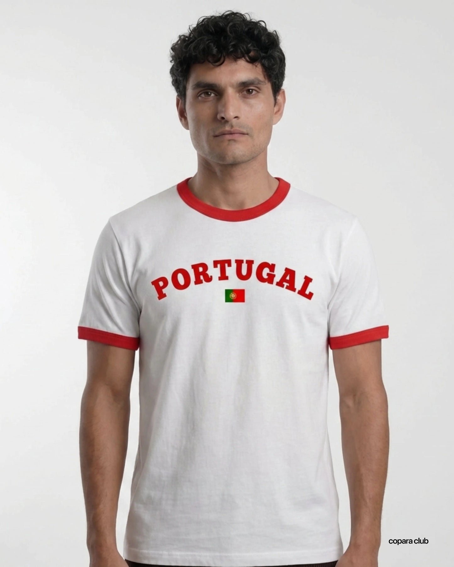 Herren Model trägt Portugal Ringer T-Shirt weiß mit Portugal Print vorne im Vintage Fußball Stil