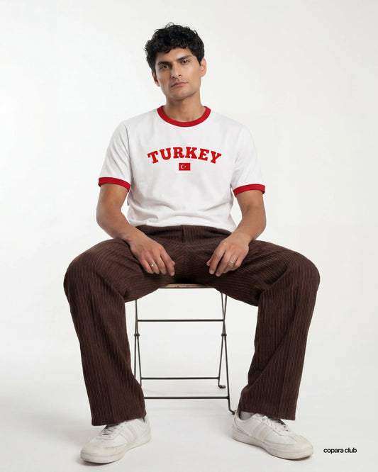 Herren Model trägt Türkei Ringer T-Shirt weiß mit Turkey Print vorne im Vintage Fußball Stil