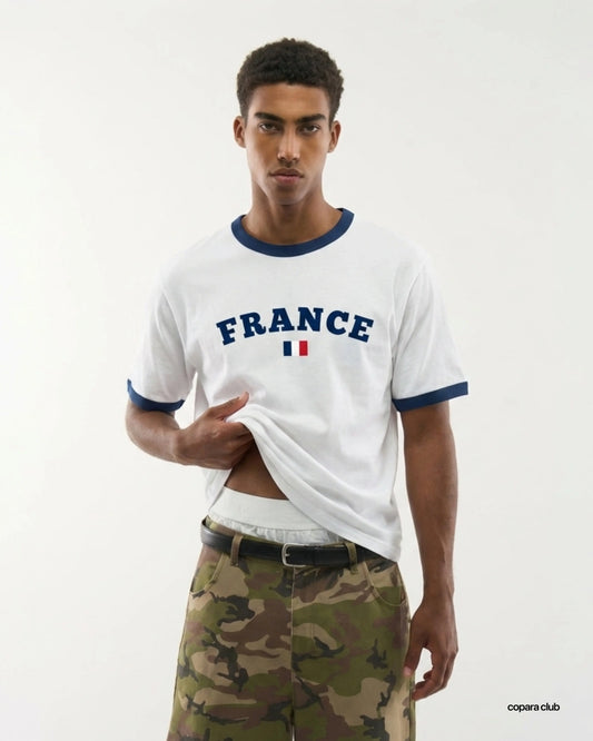Herren Model trägt Frankreich Ringer T-Shirt weiß mit France Print vorne im Vintage Fußball Stil
