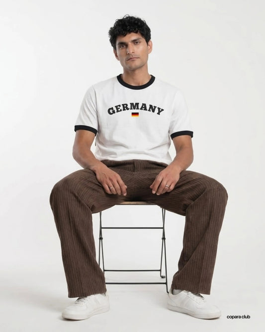 Herren Model trägt Germany Ringer T-Shirt weiß mit Deutschland Print vorne im Vintage Fußball Stil