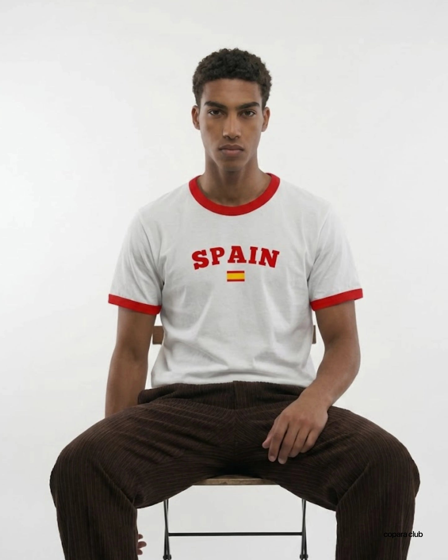 Herren Model trägt Spanien Ringer T-Shirt weiß mit Spain Print vorne im Vintage Fußball Stil